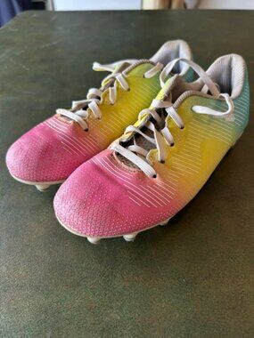 Brava Exempt 2.0 Girl's Size 5.5 Soccer Cleats